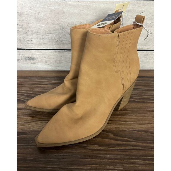 NWT Ladies Universal Thread Natural Whitney Heeled Boots - Size 11 - Picture 1 of 4
